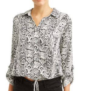 NWOT NO BOUNDARIES SNAKESKIN TOP